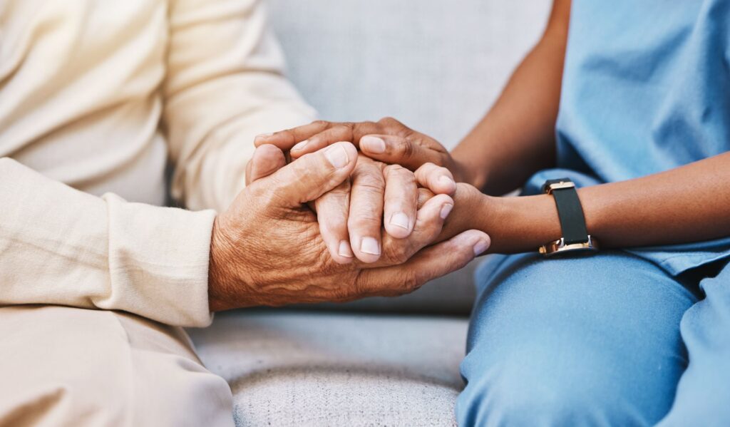 directeur d'ehpad prenant des mesures pour lutter contre la maltraitance des personnes agees